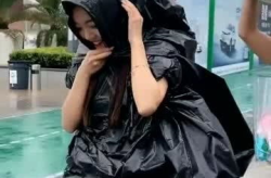 小姐姐穿着雨衣睡觉视频,小姐姐雨衣入睡萌态瞬间