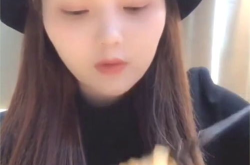 小姐姐看吃播视频,美食诱惑下的视觉盛宴