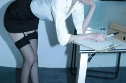 老师穿超短包臀裙办公室爆乳,办公室超短包臀裙引发职场穿搭热议